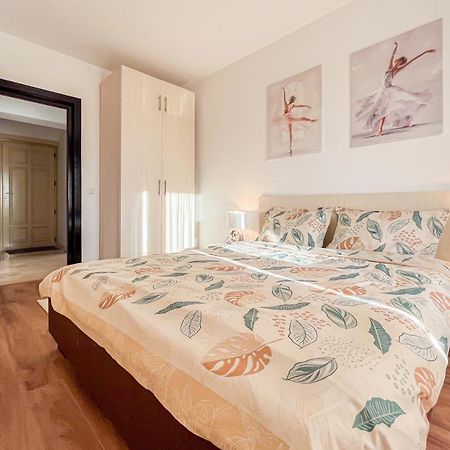 Uniquemoments Airport Apartment & Secure Parking & Airport Shuttle Яш Екстериор снимка