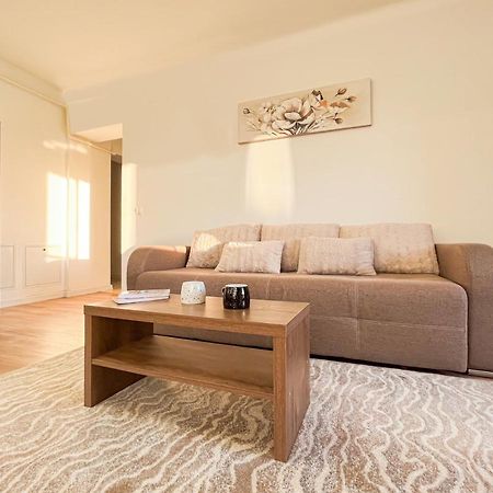 Uniquemoments Airport Apartment & Secure Parking & Airport Shuttle Яш Екстериор снимка