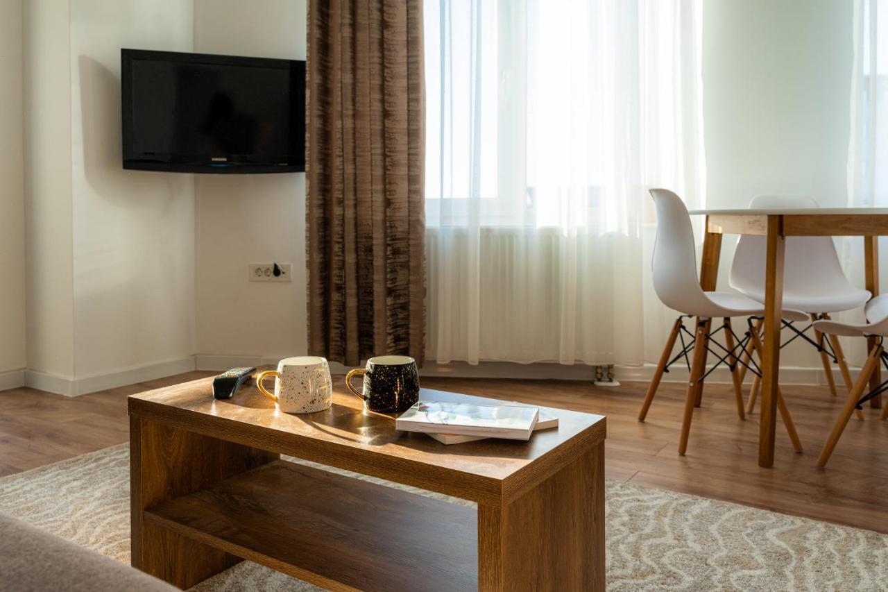 Uniquemoments Airport Apartment & Secure Parking & Airport Shuttle Яш Екстериор снимка