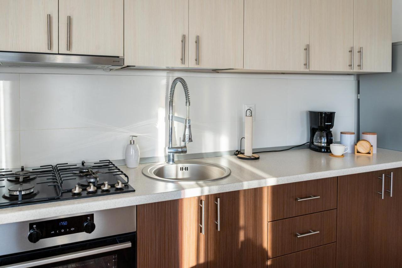 Uniquemoments Airport Apartment & Secure Parking & Airport Shuttle Яш Екстериор снимка