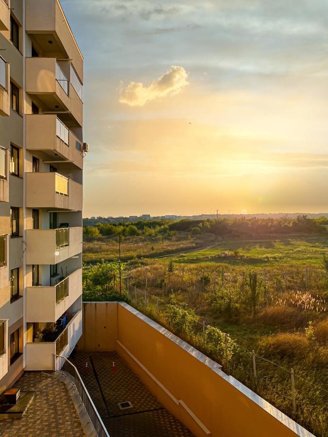 Uniquemoments Airport Apartment & Secure Parking & Airport Shuttle Яш Екстериор снимка