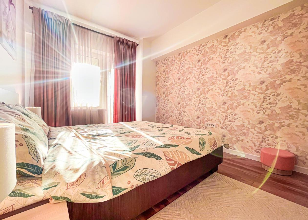 Uniquemoments Airport Apartment & Secure Parking & Airport Shuttle Яш Екстериор снимка