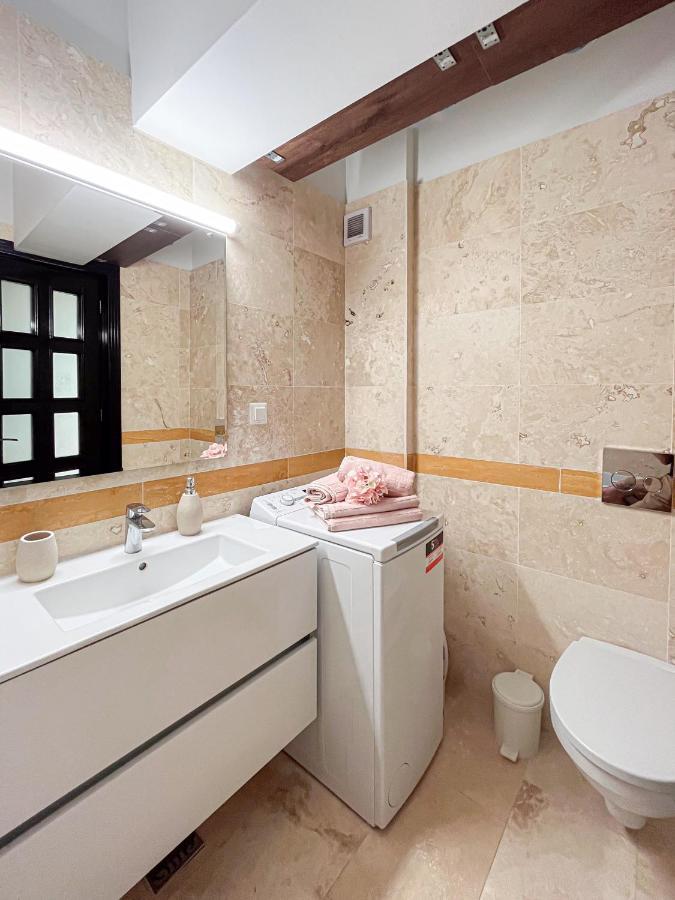 Uniquemoments Airport Apartment & Secure Parking & Airport Shuttle Яш Екстериор снимка