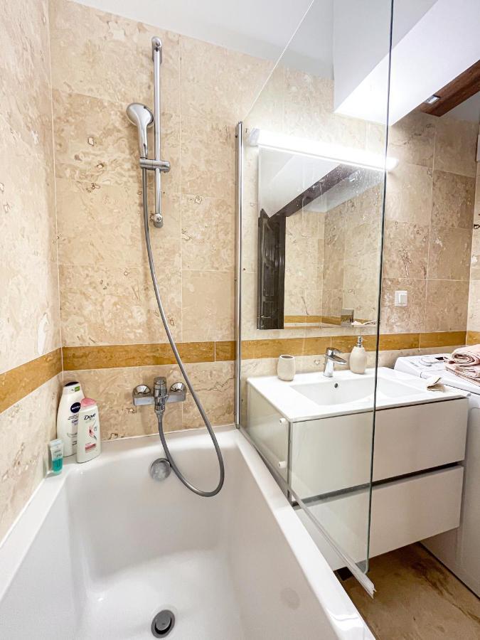 Uniquemoments Airport Apartment & Secure Parking & Airport Shuttle Яш Екстериор снимка