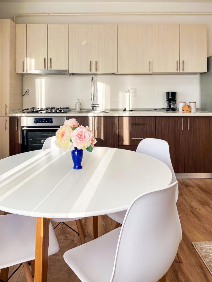 Uniquemoments Airport Apartment & Secure Parking & Airport Shuttle Яш Екстериор снимка