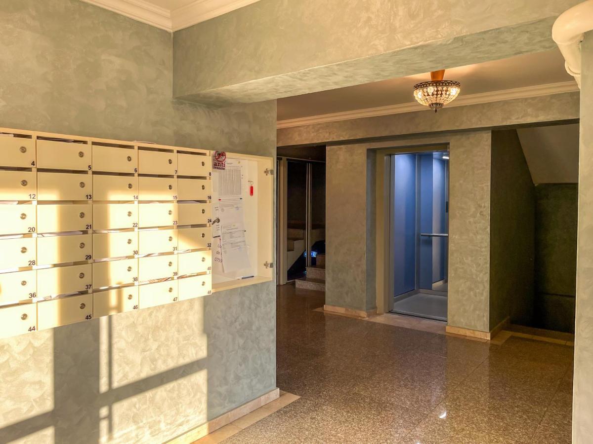 Uniquemoments Airport Apartment & Secure Parking & Airport Shuttle Яш Екстериор снимка