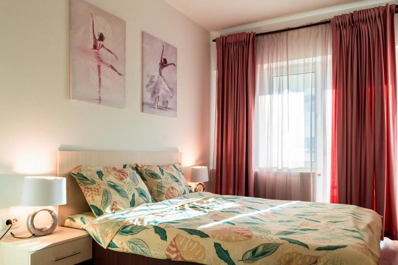 Uniquemoments Airport Apartment & Secure Parking & Airport Shuttle Яш Екстериор снимка